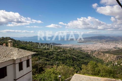 Makrynitsa - Pelion: A two-storey house of 76.20 sq.m. (energy class E) with a storage space of 12.3 sq.m. is available for sale exclusively. and amphitheater view of the sea, mountain and the traditional settlement. The property, which is built on a...