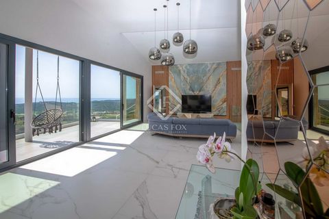 Lucas Fox presents this fantastic villa recently renovated with high quality materials, which wonderfully combines contemporary design with the original character of the property. It has a surface area of 265 m² built on a large plot of 2,366 m², sur...