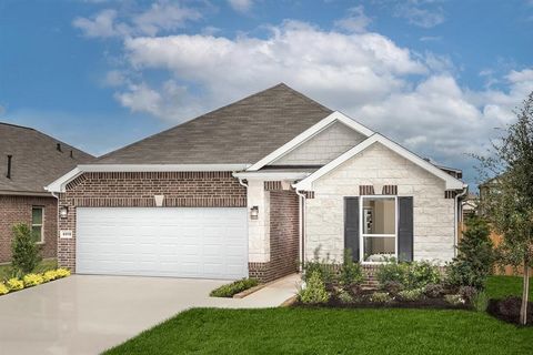 KB HOME NEW CONSTRUCTION - Welcome home to 6915 Segunda Lane located in Glendale Lakes and zoned to Fort Bend ISD! This home is a former model home and features 3 bedrooms, 2 full baths, den, kitchen island, and an attached 2-car garage. Additional f...