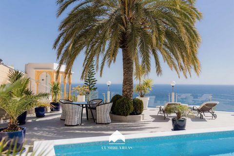 Deze traditionele villa in Punta de la Mona, La Herradura, heeft een uitstekende ligging en een buitengewoon uitzicht op Marina del Este en de zee. De woning is verdeeld over twee verdiepingen. Op de begane grond is er een keuken, woonkamer, drie sla...
