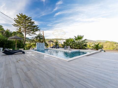 Stunning property located in the city of Setúbal, with a magnificent view over the Serra da Arrábida. This farmhouse offers unparalleled natural beauty, with a heated saltwater pool to enjoy the mild climate, a water mine and a garden that complement...