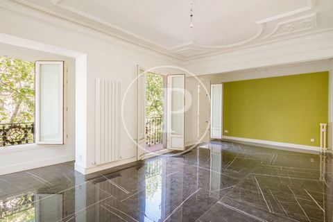 Appartement de 260 m2 avec terrasse dans la région de Malasaña - Universidad, Madrid.La propriété dispose de 3 chambres, 2 salles de bain, climatisation, armoires intégrées, balcon, chauffage et concierge. Ref. VM2404062 Features: - Terrace - Lift - ...