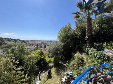Rare Haut de Cagnes, house of approx 220sm on a land of about 2 300sm. It has 9 rooms on 2 levels, 3 terraces with sea view, Big garden, garage, 3 cellars. Very easy to divide it in 3 apartments to rent. It has separated entrances. A lot of charm ! I...