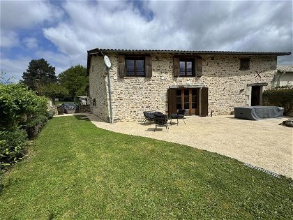 Exceptionally presented and fully renovated with taste, style and quality by French artisans specialising in the renovation of stone properties. Situated 8 minutes from the large town of BELLAC and 35 mins from the city of Limoges in a small quiet ha...