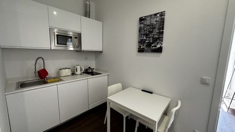 Fully equipped apartment located in a typical street in the heart of Porto's UNESCO world heritage site. Outside your balcony and in the immediate vicinity are wine bars, cafes, restaurants and cute shops. Sit back and relax on our little balcony and...