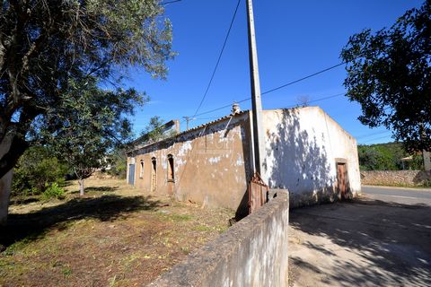 Located in Loulé. Comprises eight rooms which with the current area will give a convenient layout, being possible to rebuild it or to increase the construction area, for this it will be necessary to submit a project for Council approval. There is the...