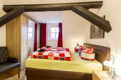 Vous pouvez vous attendre à un appartement de vacances tranquille Sonnenschein - Gutshof Am Voir sur 80 m², avec 2 chambres, équipé d'un lit de printemps, pour un confort élevé, ainsi qu'une télévision, une cuisine avec une kitchenette moderne, une s...