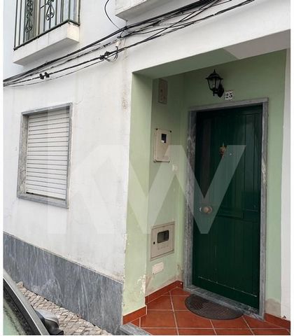 Excellent house in the center of Vila de Ferreira do Alentejo, R/C T2+1, with terrace, good areas, close to all public services (City Council, Finance, Social Security, Conservatory, Court and Parish Council), close to local shops, Pharmacy, Banks, P...