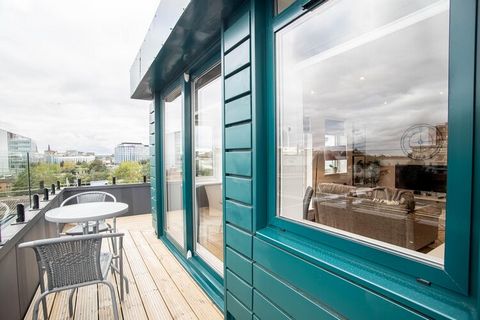 Welcome to Sojo Stay Slough, offering a 2-bedroom apartment ideal for up to 4 guests, featuring city views and proximity to Windsor Castle. Located just a 3-minute walk from the train station, with regular trains to London Paddington in under 15 minu...