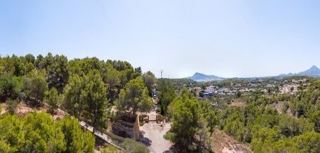 Nice plot for sale in Altea la Vella Virtually located on the golf course of Altea. With a lovely southern exposure and panoramic views. On this plot a project has been developed for a luxury villa of about 325 m2 with 3 bedrooms and 3 bathrooms, gar...