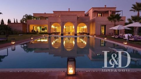 Prestigious residence of a refined Arab-Andalusian architecture with breathtaking views of the Atlas Mountains. This property with its exclusive, opulent and refined interior, provides absolute comfort on 1700m2 of living space. Large reception rooms...