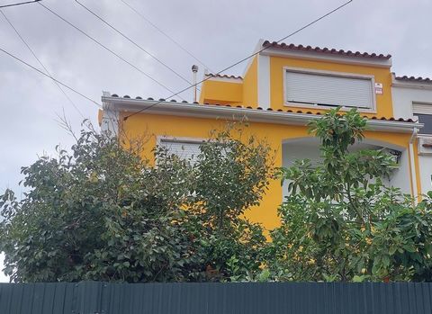 House in very good condition, as it had conservation/remodeling works (roof, paintings, electricity, windows) approximately 18 months ago. It consists of 3 floors with very generous and well-distributed areas, 5 bedrooms and 4 WC's. The second floor ...