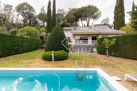 Lucas Fox is pleased to present this magnificent property for sale in Sant Cugat with stunning views of the golf countryside . This luxury home offers an exclusive lifestyle with all the comforts and high-end details. The property, with a total area ...
