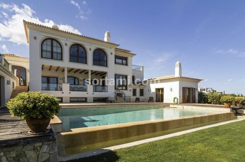 Wonderful five bedrooms villa with stunning views with the Atlantic Ocean on the horizon! Situated in the authentic East Algarve, with about 400 hectares of picturesque landscapes overlooking the Jack Nicklaus signature golf course, consecutively con...