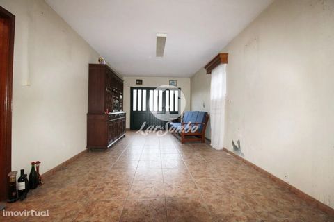 Excellent individual M5, located in the residential area of Arnoso Sta. Maria, with large areas, 2 kitchens, great sun exposure, closed garage for 2 cars, patio, storage space and extensive land, with well and trees. Don't miss this opportunity! Cont...