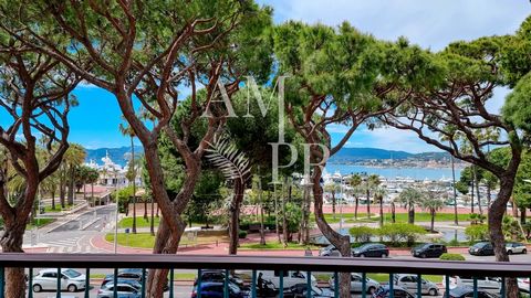 Rare on the Market - Amanda Properties offers you in one of the most prestigious residence of the Pointe Croisette, this charming flat entirely renovated by a renowned architect. This corner flat, rare on the market, offers a hall, a vast living room...
