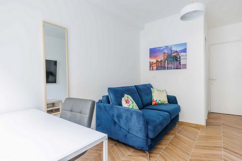 This 18m² studio apartment is located on the 1st floor (with lift) of a beautiful, secure residence. It comprises - A fully-equipped kitchen: fridge, hob, coffee machine, toaster, kettle, oven, microwave, washing machine... - Living room with sofa be...