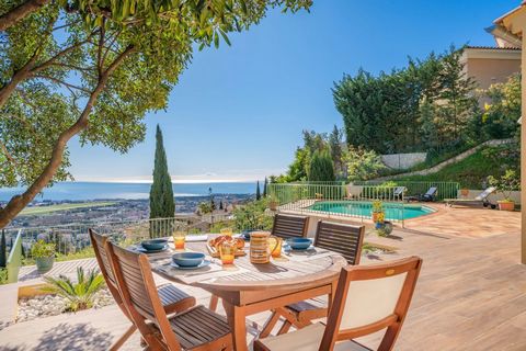 Mandelieu La Napoule panoramic sea view 4 bedroom villa Ideally located in a dominant position on the hill, this fully renovated villa offers a panoramic sea view over the bay of Cannes.On the ground floor: reception area, luminous and airy modern li...