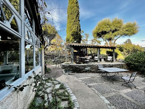 The Bastia Balagne Agency offers for sale in ST FLORENT an estate on almost one hectare of land close to the sea. Pleasure garden around the house, several terraces, a swimming pool enjoying a view of the sea & the ancient Genoese city, dry stone wal...
