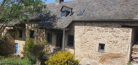 Between Rodez and Albi, 5 minutes from Baraqueville and the dual carriageway, stone house with lots of charm, on 7400m² of land. The house of 148m² of living space is composed on the garden level of a fitted kitchen and its pellet stove, opening onto...