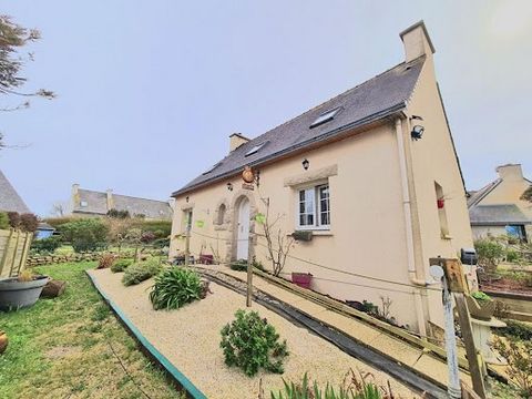 Come and discover this spacious house of 112 m2 located in a quiet area, in the heart of Roscoff. On the ground floor; Bright entrance hall, wc, bathroom, 1 bedroom overlooking the garden on the south side. A kitchen open to the living room with fire...