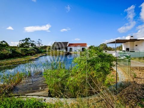 5-bedroom villa with 227 sqm of gross area, with a traditional Alentejo decoration combined with the comfort of contemporary materials. It is located in Sobreiras Altas, one of the most sought-after areas in the municipality of Grândola, where you ca...