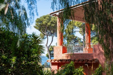 In Carqueiranne, in the popular Font Brun district, exceptional property of 320 m2 on lush land of approximately 2700m2, with access to the sea just 450m away on foot. You will be seduced by the architecture of this 1920's property with the look of a...