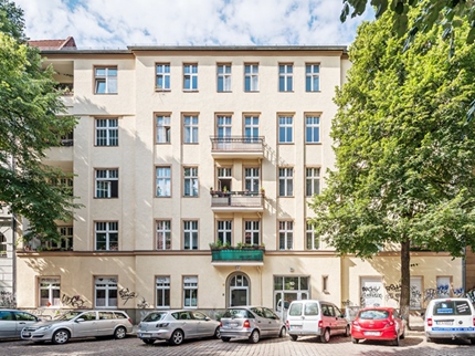 Address: Donaustraße 10, 12043 Berlin Property description The attic apartments at Donaustraße 10-11 impress with their high-quality furnishings, which combine modern living comfort with energy-efficient technologies. Each apartment has its own balco...