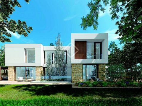 The aim of this project is to create homes where you can truly be happy. The PUNTANEGRA villas achieve this, the bath of light and the embrace of the sea that surrounds them, together with their harmonious architecture, guarantee peace. Marc López Ga...