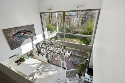LYON 5 - DEBROUSSE. En el dominio privado del Parc Debrousse, este apartamento T5 de 142 m² orientado al sureste le seducirá por la calidad de sus servicios. El salón de 50 m² con un gran salón y una cocina abierta se abre a un jardín y a una terraza...