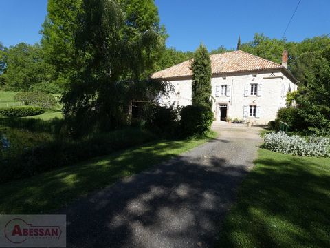 TARN '81) For sale between Castelnau de Montmiral and Cordes-sur-ciel, 5 minutes from Cahuzac sur vere, this magnificent property on more than 6ha of land (meadows and woods). It is made up of a house with adjoining barn, open shed, workshop, outbuil...