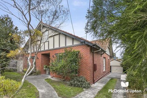 Quite aside from the stellar location along one of Essendon's premier streets, this cleverly renovated and extended early mid-century modern offers genuine lifestyle appeal. Nestled amidst superbly curated native gardens, on a 557sqm (approx.) lot, t...