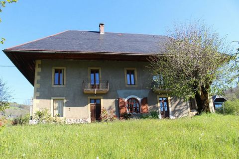 LES DESERTS - 73230, 20 minutes from CHAMBERY and 5 minutes from FECLAZ. Large and beautiful house of 178 m² of living space (potential of 390 m²) with lots of character. Superb environment, south facing, quiet. Renovated ground floor (underfloor hea...