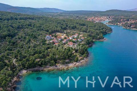 Explore the serene beauty of Vitarnja, the most tranquil area on the island of Hvar, nestled midway between Jelsa and Vrboska, offering breathtaking views of the open sea. This property presents a rare opportunity within a tourist construction zone d...