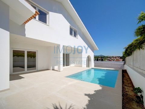 Fantastic 4+2 bedroom villa that is in the process of total refurbishment with garden and swimming pool, located in a Premium area in Quinta da Bicuda, just a few minutes from Quinta da Marinha. House with current and contemporary design, comprising ...