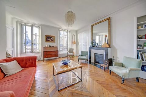 Prime location, opposite Saint-Louis Cathedral, in one of the most beautiful buildings in this district, this magnificent 129.14m² (1,390 sq ft) apartment (124.69m² or 1,342 sq ft under the Carrez law) is on an upper floor. Unobstructed view of the C...