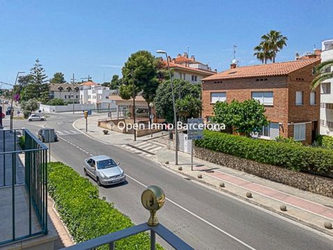 4-storey house in the center of Sitges, two blocks from the beach, very close to the station, Sitges market...135m2 spread over 4 floors, 1 double room, with wardrobe, 1 bathroom, 1 toilet, heating, Patio, furnished, electrical appliances, oven, wash...