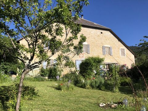 Located 1 hour from Geneva, in the Ain, this magnificent freestone farmhouse dating from the eighteenth century and its bourgeois house erected in 1858 are located on a beautiful sunny and wooded plot of 3,500 m2. Of the 800 m2 useful, 200 m2 were re...