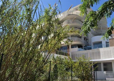 All about the location!! Amazing opportunity in Benalmadena playa just 400 metres from the beach! This stunning apartment is within walking distance to shops, restaurants, amenities and the sea. Currently there is nothing comparable on the market in ...