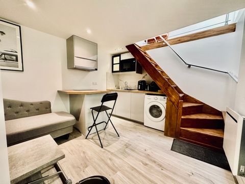 Located in the heart of Paris's vibrant 10th arrondissement, just a stone's throw from the Canal Saint-Martin and Gare du Nord station, this charming 27m² duplex flat is an ideal pied-à-terre for a long-term rental. On the ground floor, you'll find a...