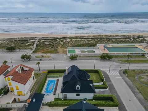 Am Strand von Quiaios, mit Blick auf die Berge und das Meer, sticht diese freistehende Villa mit einzigartigen Eigenschaften hervor. Es befindet sich direkt vor dem Meer und den Quiaios Swimming Pools, auf einem Grundstück mit 920m2, mit Garten, Swim...