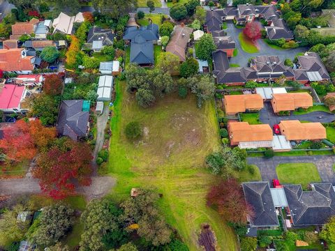 Developers, Builders and Investors you’ll want to own this outstanding development opportunity. 983.5m2 (approx) in Maroondah GRZ1 zoning, offers you the ability to build multiple dwellings or a single house (STCA). Set in a prized location within ea...