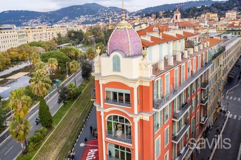 NICE - Place Massena, med utsikt över Solens fontän och Apollon, bli en åskådare och en aktör i hjärtat av staden, i en av stadens ikoniska lägenheter och byggnader; Här ett 187 kvm stort fönster mot staden, som vetter mot tre väderstreck; Ljust, det...