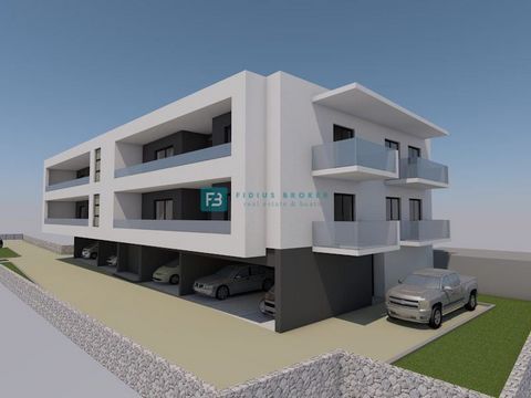 Location: Šibensko-kninska županija, Vodice, Vodice. VODICE - For sale, an interesting two-story apartment on the ground floor, only 300 m from the city beach and 600 m from the city center! Newly built multi-apartment building with a total of 10 apa...