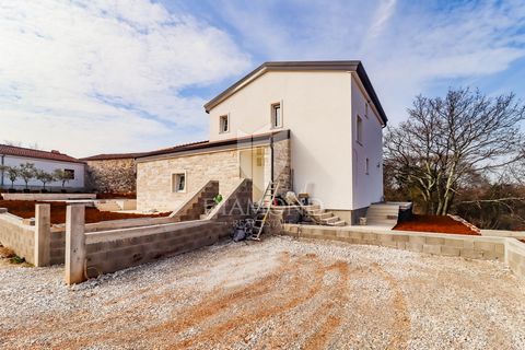 Location: Istarska županija, Poreč, Poreč. Istria, Poreč, surroundings, idyllic house with pool! A detached house for sale with a swimming pool and a spacious garden in the vicinity of the city of Poreč. The house is only 10 km from the center of Por...