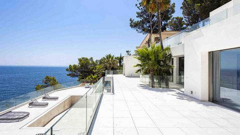 Immobilien Mallorca: Die moderne Neubauvilla in 1. Meereslinie mit traumhaftem Panorama- Meerblick wurde im Jahr 2022 fertiggestellt. Sie befindet sich in spektakulärer Lage der vornehmen Villenwohngegend Cala Vinyes, im Südwesten der Insel Mallorca....