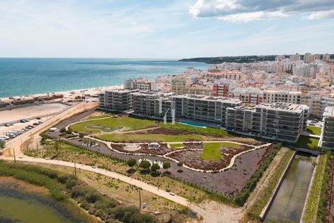 Located in Armação de Pêra. Welcome to this magnificent 2-bedroom apartment in the imposing Bayline development. Located in the picturesque village of Armação de Pêra, known for its beaches and fishing activities, it offers the perfect blend of tradi...