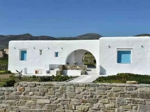 Te koop een nieuw gebouwde traditionele villa in Cycladische stijl in Marpissa dorp Paros. De villa, gebouwd op een perceel van 5.767 m², bestaat uit een oppervlakte van 90 m² met de mogelijkheid van een extra bebouwbare oppervlakte van 145 m². Het b...