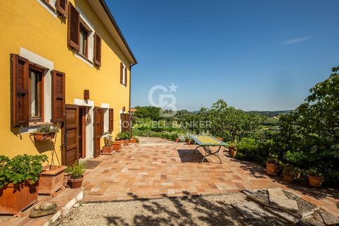 Située à côté des villages pittoresques de San Terenziano et Saragano, dans une position privée et panoramique, nous proposons à la vente cette splendide ferme indépendante. Retraite sereine le long de la route des vins de Sagrantino, la villa est si...