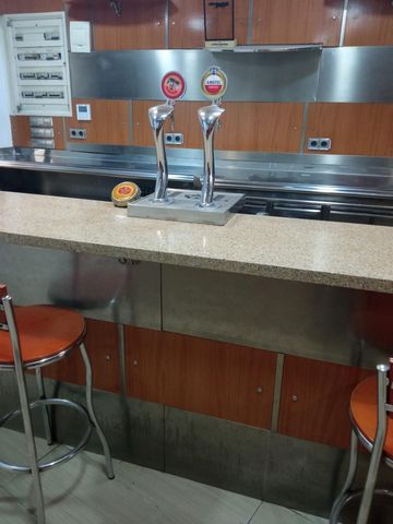 Refurbished bar with license in perfect condition, for sale. Entrance with glass doors and wheelchair accessible. In addition, security gate, iron curtain for closed hours. Modern chairs and tables, large bar capacity. Possibility to purchase a terra...